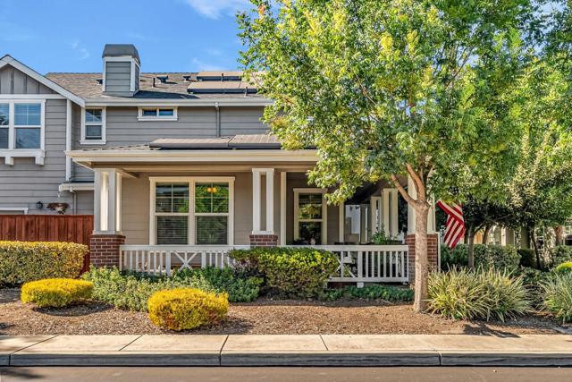 160 Sarafina Way, Gilroy CA: https://media.crmls.org/mediaz/038e6e11-c4ee-4ea3-8e67-2056231630c4.jpg