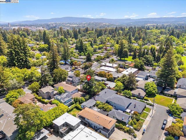 1002 Middle Ave, Menlo Park CA: https://media.crmls.org/mediaz/038ecb7b-fb68-4869-9558-eb0f801abf3b.jpg