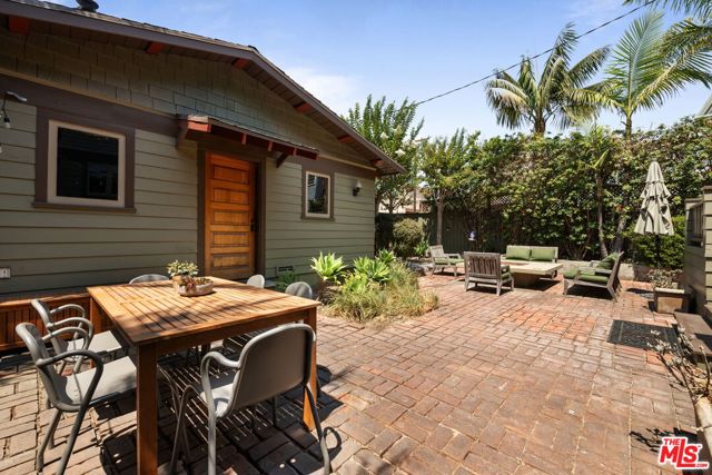 21 Park Avenue, Venice CA: https://media.crmls.org/mediaz/038fac02-0b02-4117-b42b-7ea4d2dfa908.jpg