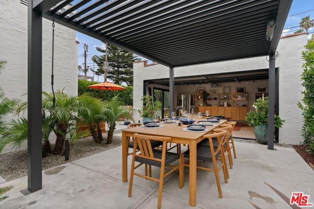 3864 3rd Avenue, Los Angeles CA: https://media.crmls.org/mediaz/038fe409-074b-4b44-84dc-bbf8fb31151f.jpg