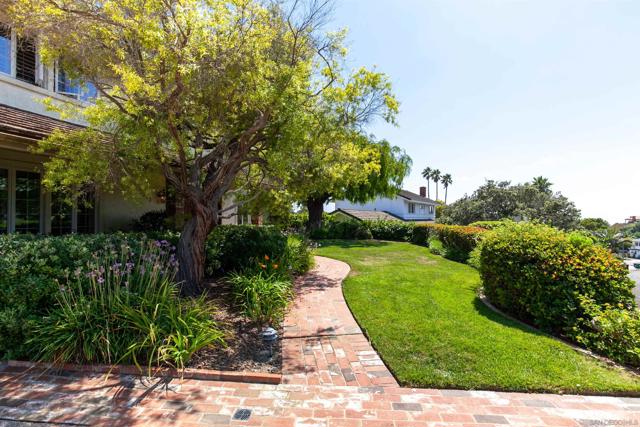 5353 Westknoll Dr, San Diego CA: https://media.crmls.org/mediaz/038fe702-1ad5-487a-945f-2227cf23bb52.jpg