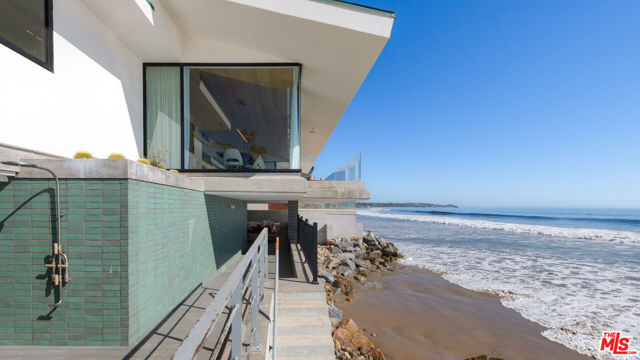 31388 Broad Beach Road, Malibu CA: https://media.crmls.org/mediaz/03902cfc-a0c4-4329-bf5b-b21514f6fdfe.jpg