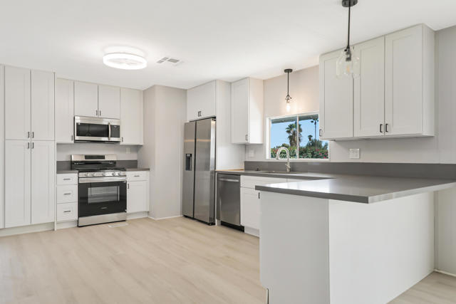 392 Standing Bear, Cathedral City CA: https://media.crmls.org/mediaz/0390a5d7-2a9b-40a5-b809-219afd557988.jpg