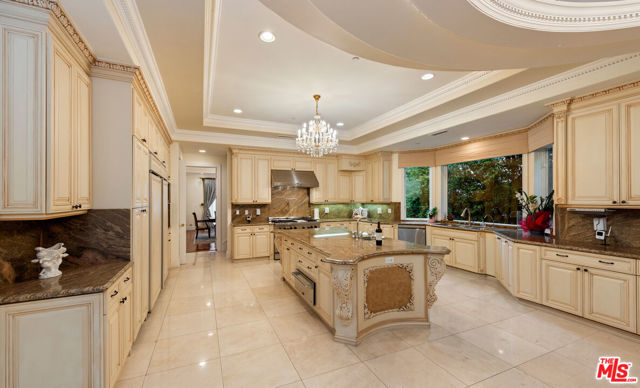 1455 Robmar Drive, Beverly Hills CA: https://media.crmls.org/mediaz/0390bee6-64cf-46a1-8d77-77dc65bdbe3a.jpg