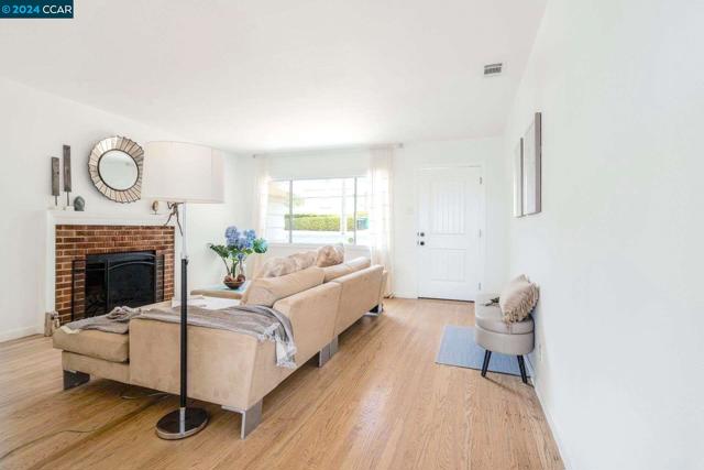 Image 4 of 41 For 2815 San Luis St