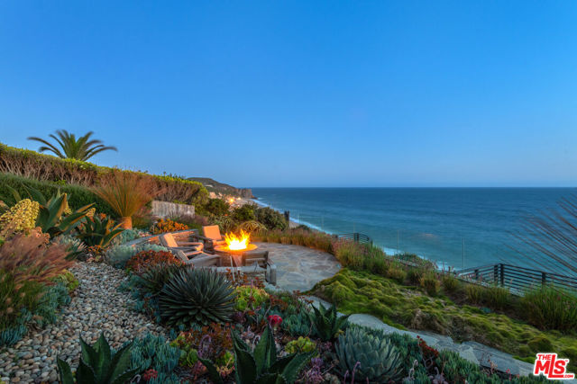 7089 Birdview Avenue, Malibu CA: https://media.crmls.org/mediaz/0391a75e-3149-4bd9-8b79-4268826da348.jpg