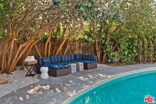 4219 Saugus Avenue, Sherman Oaks CA: https://media.crmls.org/mediaz/0391d83d-20ee-4d36-a7ef-2fdcf176a8d6.jpg