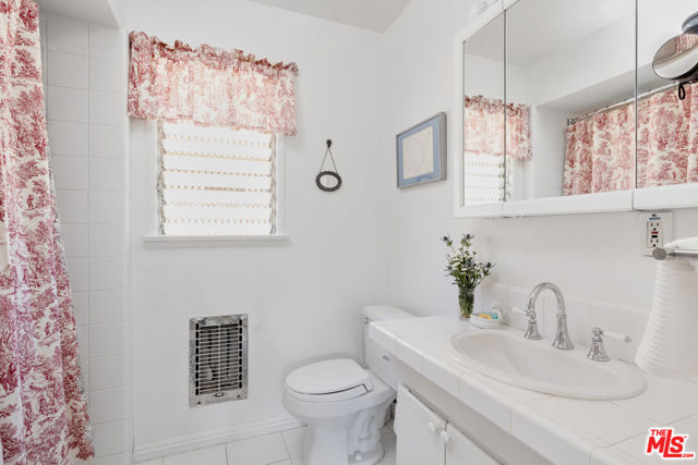 1621 Centinela Avenue, Santa Monica CA: https://media.crmls.org/mediaz/0392995d-e3c2-4a12-8fef-038cab8e9dd8.jpg