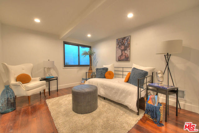 3804 Duray Place, Los Angeles CA: https://media.crmls.org/mediaz/039304b2-494b-4e11-9302-b2970187d827.jpg