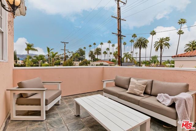 110 N Oakhurst Drive, Beverly Hills CA: https://media.crmls.org/mediaz/0393f1cb-5174-4e90-acc6-ac13128d3bff.jpg