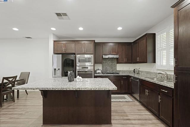 1025 S Fowler Ln, Mountain House CA: https://media.crmls.org/mediaz/0394b18d-d916-4ab7-bb98-f23d511030fd.jpg