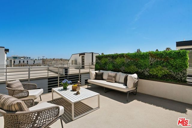 3809 S Verona Court, Los Angeles CA: https://media.crmls.org/mediaz/0394e1fd-c339-47c9-b5ca-f26a5ebdc999.jpg