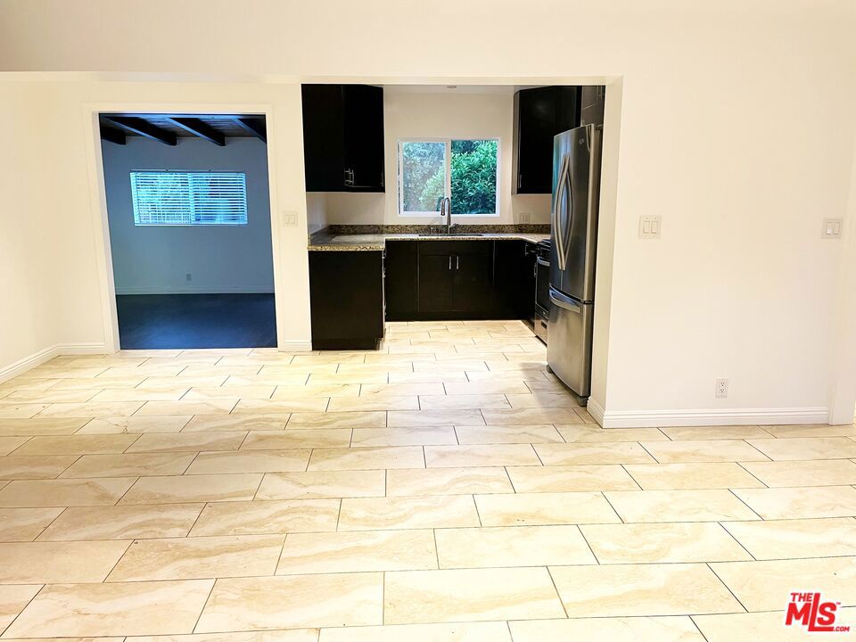 https://media.crmls.org/mediaz/0395111e-d2d0-4870-812e-fcff05aa008b.jpg?preset=X-Large