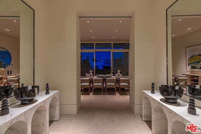 455 N Palm Drive, Beverly Hills CA: https://media.crmls.org/mediaz/0395bfd1-be77-41e6-bbc4-57f53cdeda0b.jpg