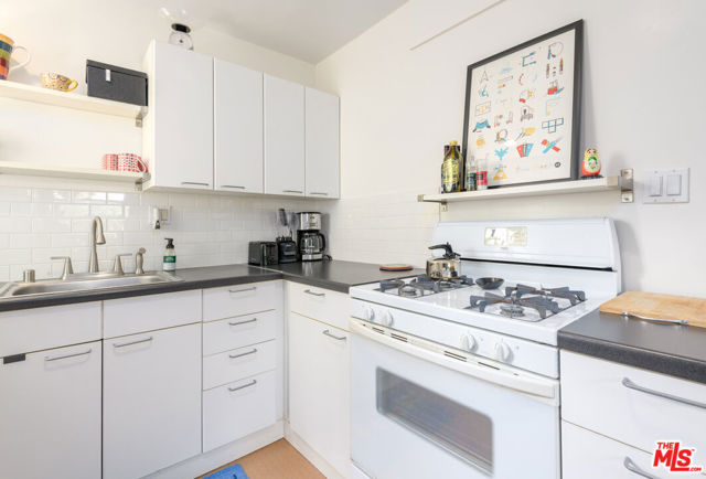 10739 Jefferson Boulevard, Culver City CA: https://media.crmls.org/mediaz/03962d17-2e23-4b59-a004-c29f1e78a11b.jpg