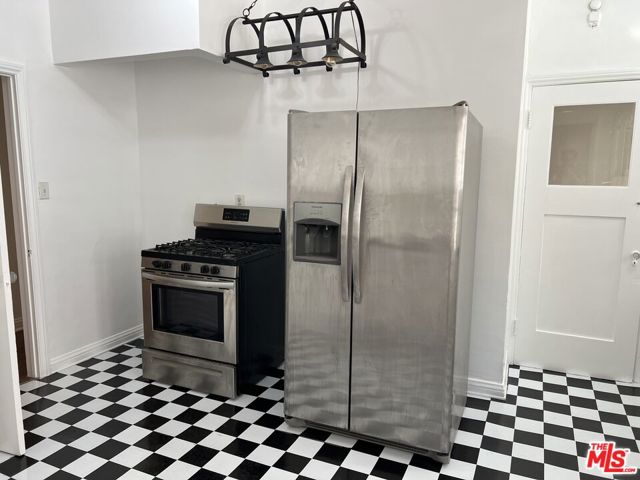 741 S Mansfield Avenue, Los Angeles CA: https://media.crmls.org/mediaz/0397953d-6cea-4364-b3e9-f6fd787b303a.jpg