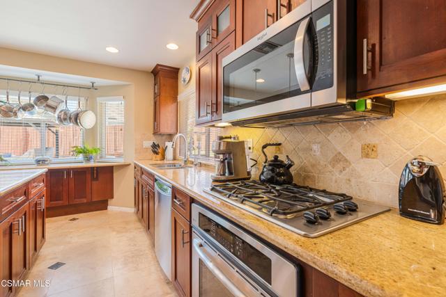 2753 Deerwood Avenue, Simi Valley CA: https://media.crmls.org/mediaz/039858b8-17aa-44f1-b89b-44e754fe4d6f.jpg