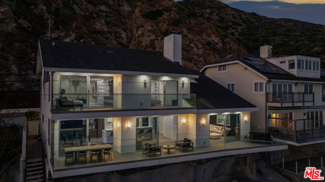 19640 Pacific Coast Highway, Malibu CA: https://media.crmls.org/mediaz/0398e382-4683-4c76-80a5-4de7604087ff.jpg