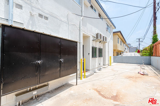 4546 W 17th Street, Los Angeles CA: https://media.crmls.org/mediaz/03996472-8883-4b00-8364-98b03c6550ca.jpg
