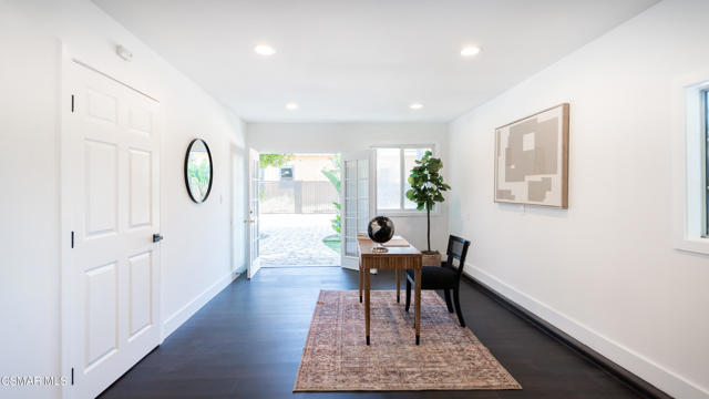 5726 Donna Avenue, Tarzana CA: https://media.crmls.org/mediaz/0399fc28-f917-406f-a115-5c9225fe29aa.jpg