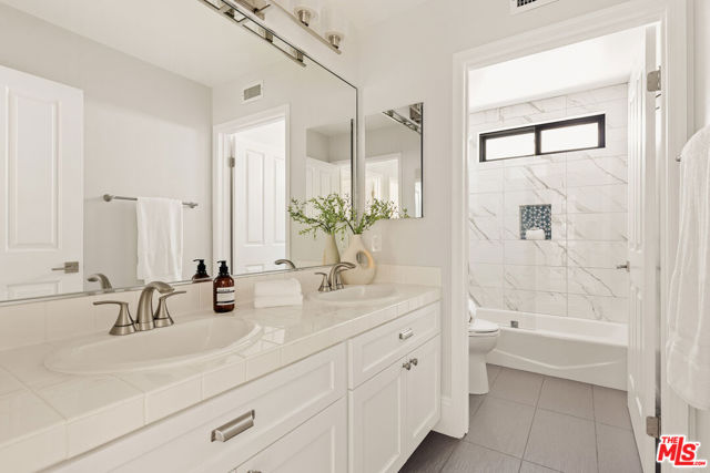 6592 Kentwood Bluffs Drive, Los Angeles CA: https://media.crmls.org/mediaz/039ba048-f87d-49ee-9ae3-d8011424c728.jpg