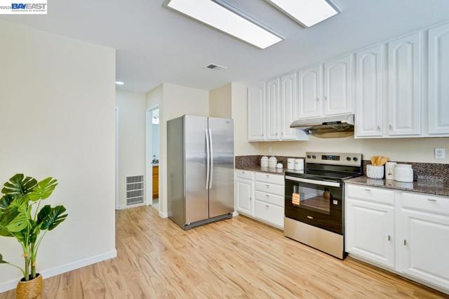 Image 14 of 58 For 4691 Rousillon Ave