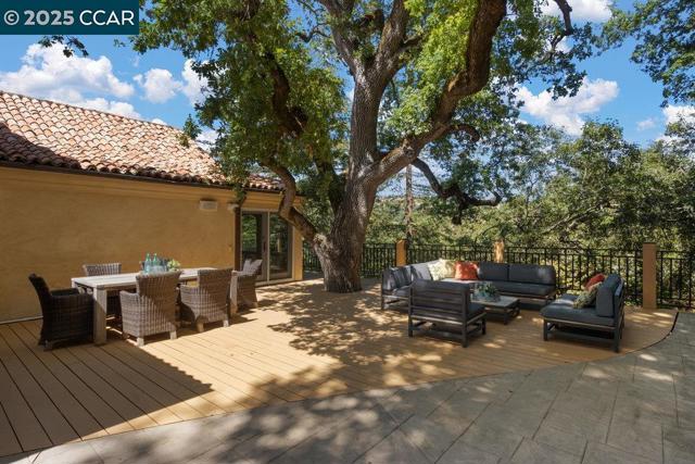 3949 Canyon Rd, Lafayette CA: https://media.crmls.org/mediaz/039bc664-d30f-4728-ad32-df38fa68de87.jpg