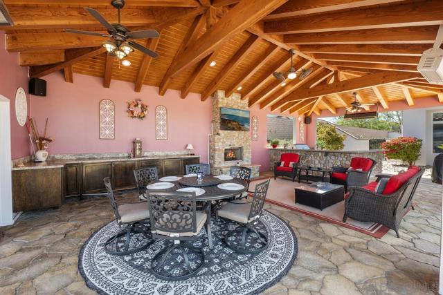 15674 Via Santa Pradera, San Diego CA: https://media.crmls.org/mediaz/039c4268-7729-4680-b3b6-040331dcb229.jpg
