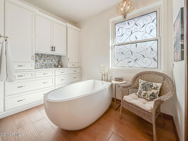 4255 Saddlecrest Lane, Westlake Village CA: https://media.crmls.org/mediaz/039c97c8-b37a-4436-acf0-1362a82ce4dd.jpg