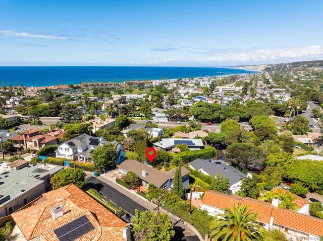 7850 Roseland Dr, La Jolla CA: https://media.crmls.org/mediaz/039d6ef2-d306-46c1-80d7-ee4fa286ed11.jpg