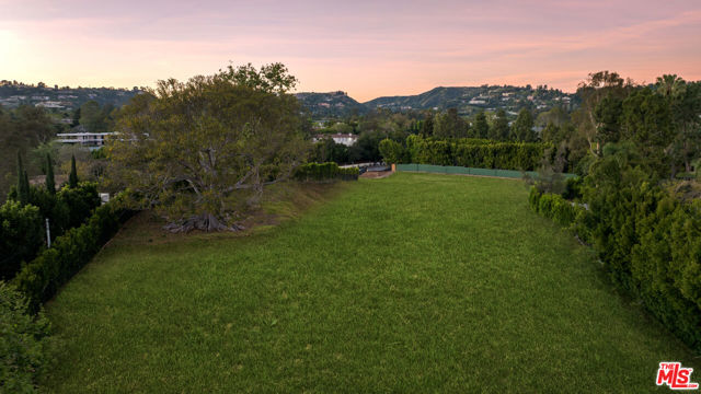 150 S Carolwood Drive, Los Angeles CA: https://media.crmls.org/mediaz/039ee18b-8414-4e10-9597-51224d3edad5.jpg