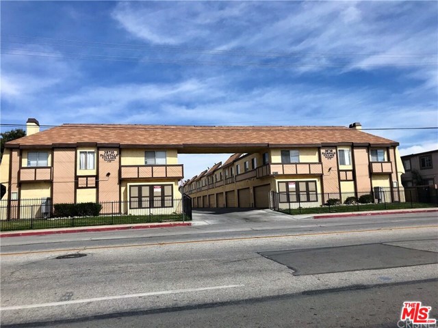 38710 10Th Street 16 Palmdale, California Great townhouse in Palmdale. Large unit with 1150 sq ft has 3 bedrooms, 3 bathrooms and a loft that could be 3 bedrooms Master bedroom with a full bath, Central air, and heat, granite countertop, 2 car attached garage plus a laundry area. This unit location is in the heart of Palmdale, Close to schools, parks and shopping centers. Tenant occupied, they pay 1950 a month its a Section 8th they will be move out with in 3 month.