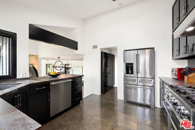 2860 Hollyridge Drive, Los Angeles CA: https://media.crmls.org/mediaz/03a02032-e39e-48a2-9d7d-36b184e6c647.jpg