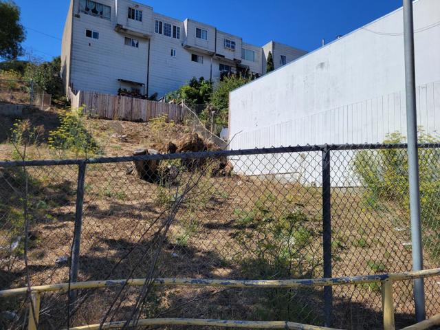 754 Gates Street, San Francisco CA: https://media.crmls.org/mediaz/03a10988-9ae4-4dc9-99fc-e207eec69a76.jpg