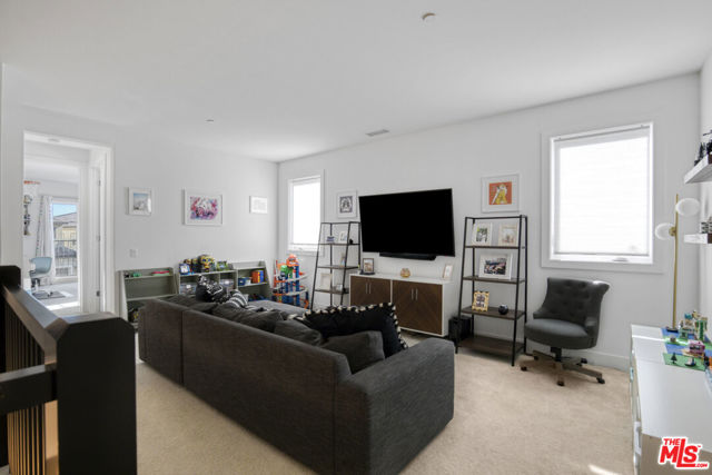 12333 N Finch Court, Porter Ranch CA: https://media.crmls.org/mediaz/03a1305e-ea53-414e-880c-4fadb89a3541.jpg