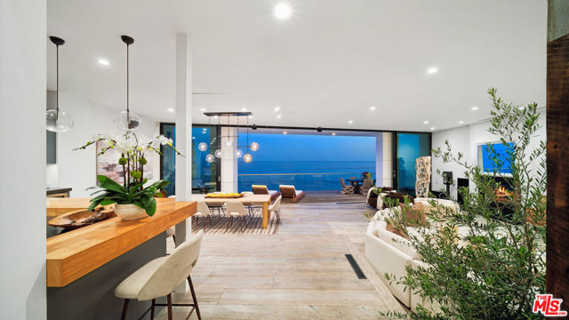 26814 Malibu Cove Colony Drive, Malibu CA: https://media.crmls.org/mediaz/03a1489d-fc64-4b59-a2de-27896394cba1.jpg