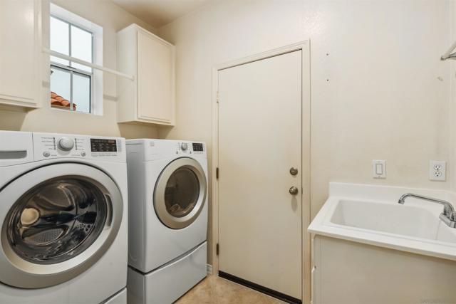 6660 Curlew Ter, Carlsbad CA: https://media.crmls.org/mediaz/03a2aa65-e4eb-4f6f-b110-31ab98199d35.jpg