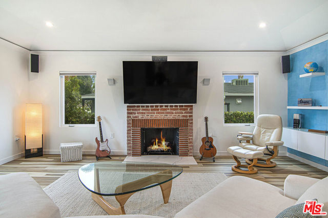 441 W Ellis Avenue, Inglewood CA: https://media.crmls.org/mediaz/03a2bfef-ce8e-42a9-a709-ac7784cde0e0.jpg
