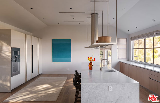 9360 Readcrest Drive, Beverly Hills CA: https://media.crmls.org/mediaz/03a43ace-a9e5-4c26-ae54-62eb7c581d77.jpg