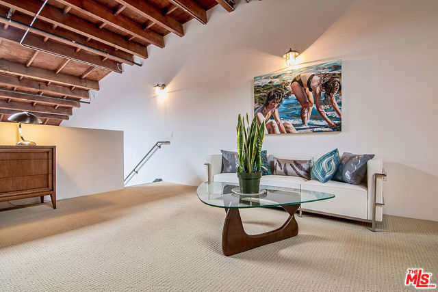 1046 Princeton Drive, Venice CA: https://media.crmls.org/mediaz/03a4fa82-8994-4db4-b812-3fa12158905d.jpg