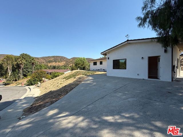 10212 Kalua Drive, Sunland CA: https://media.crmls.org/mediaz/03a4fc8b-9a80-47b8-a254-297d346ea726.jpg