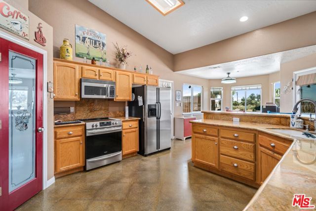 9999 Del Sol Avenue, Phelan CA: https://media.crmls.org/mediaz/03a5516d-0834-4283-b320-3cd7fb02508f.jpg