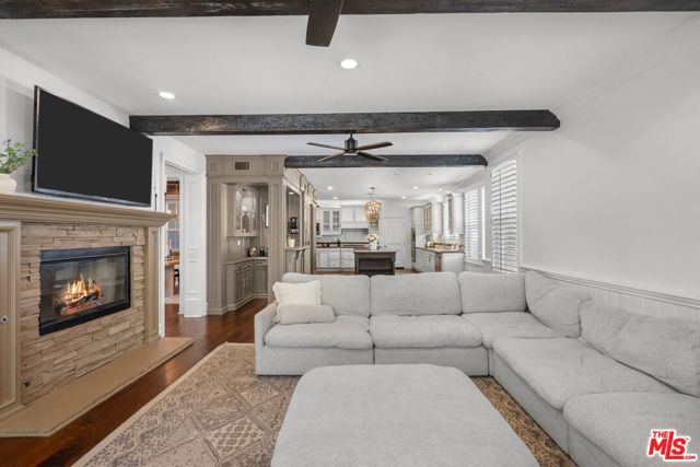 638 Oak Tree Court, Simi Valley CA: https://media.crmls.org/mediaz/03a66d52-70c6-453e-9bad-4c8efa493039.jpg