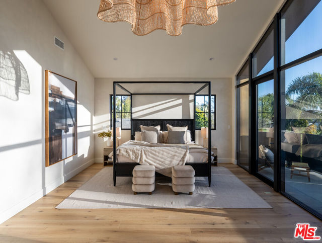 1008 Oakwood Avenue, Venice CA: https://media.crmls.org/mediaz/03a6ada6-a6c5-43b2-a9dd-dfc133d7fe6c.jpg