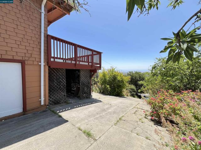 7618 Sunkist Dr, Oakland CA: https://media.crmls.org/mediaz/03a6cc42-0e35-4737-af98-aba954b82add.jpg