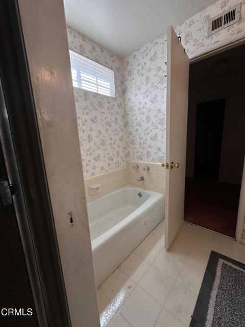4800 Topeka Drive, Tarzana CA: https://media.crmls.org/mediaz/03a73f69-82bb-414d-8c9e-2917bef00322.jpg