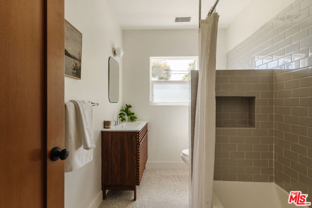 2709 S Harcourt Avenue, Los Angeles CA: https://media.crmls.org/mediaz/03a78fc4-0f8c-4e42-ab6f-63173d77d4ae.jpg