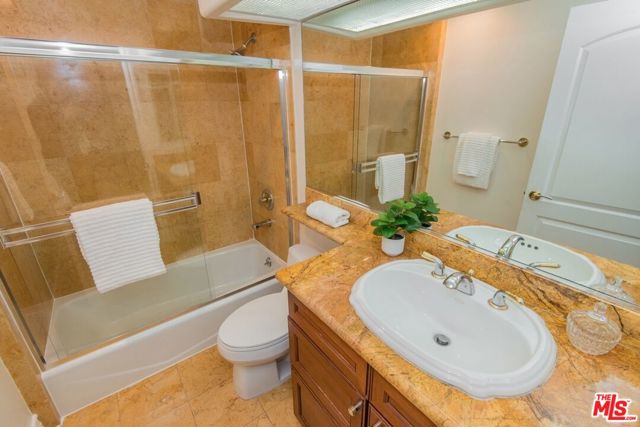 1747 S Barrington Avenue, Los Angeles CA: https://media.crmls.org/mediaz/03a7aaeb-9ce2-4fc7-bde1-84152ef519c2.jpg