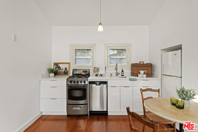919 Venezia Avenue, Venice CA: https://media.crmls.org/mediaz/03a7e97e-ac16-42bc-848f-3c256119e521.jpg