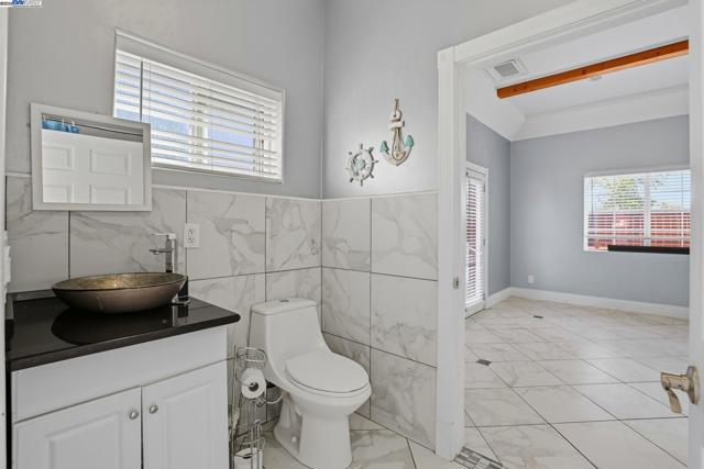 4470 Rolling Oaks Dr, Granite Bay CA: https://media.crmls.org/mediaz/03a7f4b5-f6d8-4a57-803e-93ee395eb943.jpg